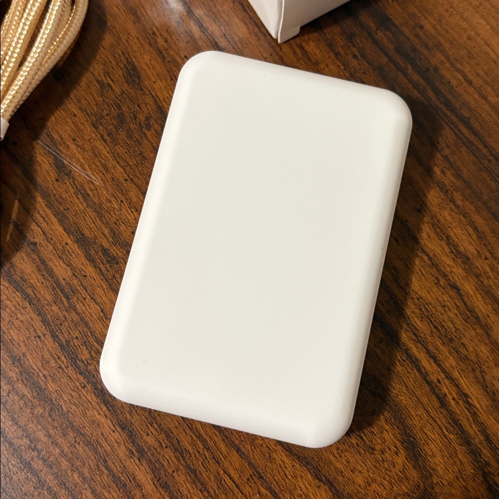 Magnetic Wireless Power Bank 10,000mAh Lightning to USB A - Picture 3 of 12